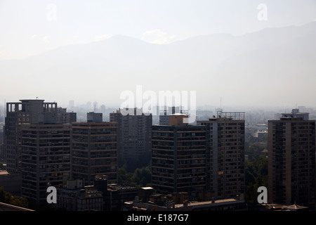 Blick auf die Innenstadt von Santiago Smog und fernen Bergkette von Cerro Santa Lucia Hügel Santiago Chile Stockfoto