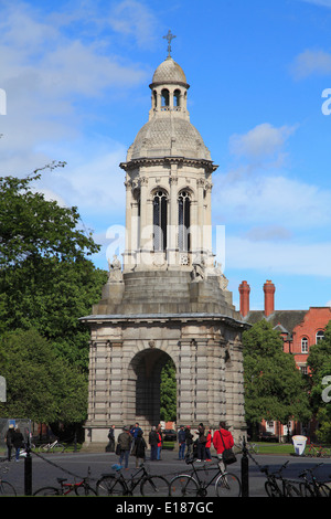 Irland, Dublin, Trinity College, Campanile, Menschen, Stockfoto