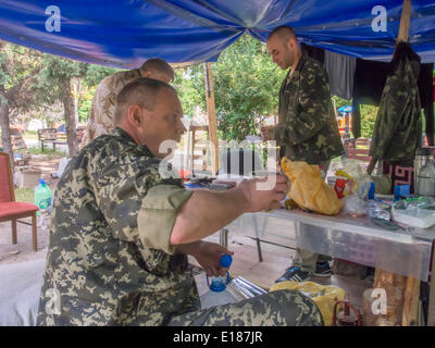 Luhansk, Ukraine. 26. Mai 2014. Pro-russische Aktivisten frühstücken in einem provisorischen Zelt im Park gegenüber dem Gebäude des ukrainischen Geheimdienstes – die Macht der selbsternannten Volksrepublik Luhansk erwartet Stärkung Durchsetzungsmaßnahmen durch das ukrainische Truppen nach der Auszählung der Stimmen bei den Präsidentschaftswahlen. Dies wurde durch den Leiter der sogenannten FSC Valery Bolotov Reporter Montag in Lugansk angegeben.  "Wahrscheinlich, nach der endgültigen Auszählung der Stimmen in Kiew aktiven Phase in Kraft," - sagte Bolotow.  Ihm zufolge derzeit halten Sie macht Nationalgarde Ukrain Stockfoto