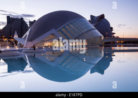 Die Hemsiferic und El Palau de Les Arts Reina Sofia in der Stadt der Künste und Wissenschaften in Valencia, Spanien. Stockfoto