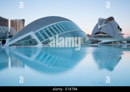 Die Hemsiferic und El Palau de Les Arts Reina Sofia in der Stadt der Künste und Wissenschaften in Valencia, Spanien. Stockfoto