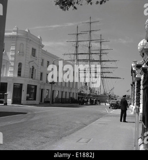 1950er Jahre historische Bild der berühmten Tee-Clipper Cutty Sark Schiff in Docks in Greenwich, London. Stockfoto