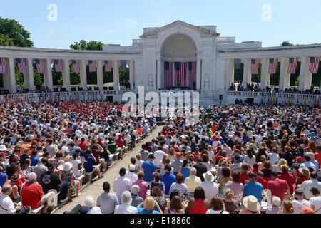 Washington, DC, USA. 26. Mai 2014. Menschen ein Memorial Day-Veranstaltung auf dem Arlington National Cemetery, außerhalb Washington, DC, USA, 26. Mai 2014. Bildnachweis: Yin Bogu/Xinhua/Alamy Live-Nachrichten Stockfoto