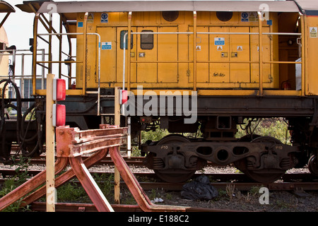 Ingenieure, die Durchführung von Wartungsarbeiten an den amerikanischen Loram Rail Grinder Zug entlang der Bahnstrecke Riverside in Dundee, Großbritannien Stockfoto