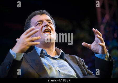 Steven Moffat Drehbuchautor spricht über seine Arbeit auf Dr, & Sherlock bei Hay Festival 2014 Hay-on-Wye Wales UK © Jeff Morgan Stockfoto