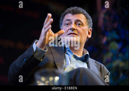 Steven Moffat Drehbuchautor spricht über seine Arbeit auf Dr, & Sherlock bei Hay Festival 2014 Hay-on-Wye Wales UK © Jeff Morgan Stockfoto