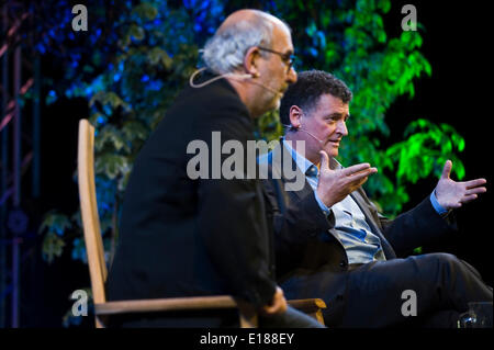 Steven Moffat Drehbuchautor spricht über seine Arbeit auf Dr, & Sherlock bei Hay Festival 2014 Hay-on-Wye Wales UK © Jeff Morgan Stockfoto