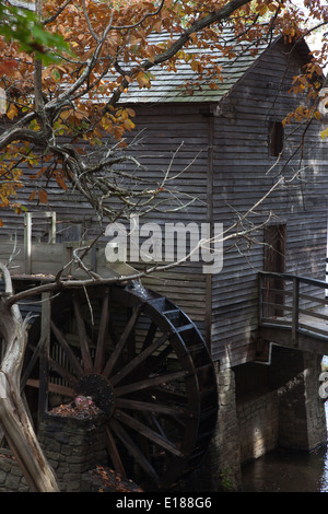 Grist Mill machte der alte verwitterte Holz und mit alten Wasserrad, im Herbst des Jahres Stockfoto