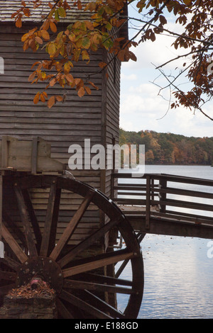 Grist Mill machte der alte verwitterte Holz und mit alten Wasserrad, im Herbst des Jahres Stockfoto