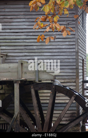 Mahlgutmühle alte verwitterte Holz und mit alten Wasserrad, im Herbst des Jahres gemacht, Stockfoto