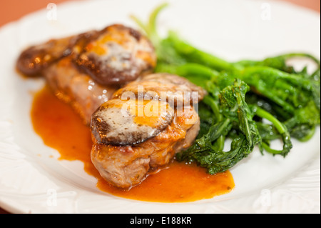 Teller mit zubereiteten Speisen in Baltimore, Maryland, USA Stockfoto