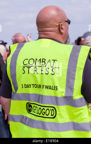 Llandudno, promenade, Conway, Wales, 18. Mai 2014 Mann tragen gelbe Sichtbarkeit Jacke; Worte gegen Stress-3 Tages-Tour von Wales Stockfoto