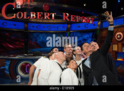 Komiker Stephen Colbert nimmt ein Selbstporträt mit Secretary Of The Navy Ray Mabus und Matrosen während der Fleet Week 2014 22. Mai 2014 in New York City. Stockfoto