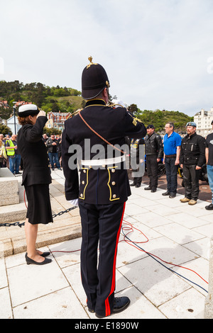 Llandudno, promenade, Conway, Wales, 18. Mai 2014 Wren Offizier begrüßt, als Hornist der letzte Standplatz am Kriegerdenkmal, spielt Stockfoto