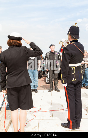 Llandudno, promenade, Conway, Wales, 18. Mai 2014, Wren Offizier salutiert, als Hornist der letzte Standplatz spielt. Stockfoto