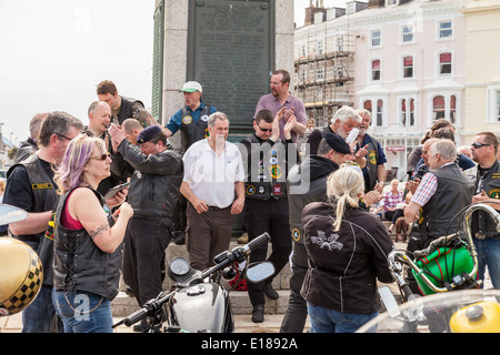 Llandudno, promenade, Conway, Wales, 18. Mai 2014; Biker stehen im Chat nach der Zeremonie zu Ehren Militär, am Kriegerdenkmal Stockfoto
