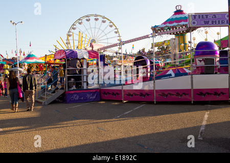 Karneval-Szene am späten Nachmittag zeigt Menge und Fahrten Stockfoto