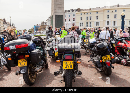 Llandudno, promenade, Conway, Wales, 18. Mai 2014.Close sich von Motorrädern und Biker, am Kriegerdenkmal Stockfoto