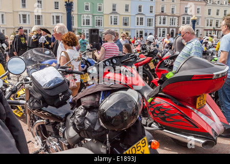 Llandudno, promenade, Conway, Wales, 18. Mai 2014. Nahaufnahme von Motorrädern und Biker am Kriegerdenkmal Wales UK Stockfoto