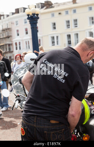 Llandudno, promenade, Conway, Wales, 18. Mai 2014. Radfahrer tragen ein schwarzes t-Shirt mit dem Worte gegen Stress Tour von Wales, Stockfoto