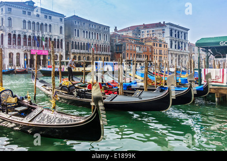 Gondeln auf dem Canal Grande Venedig festgemacht Stockfoto