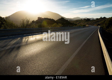 Sonne über Berge und Landstraße Stockfoto