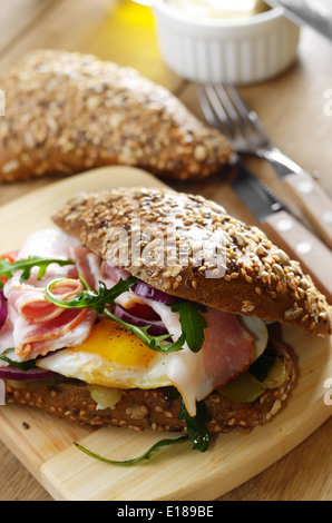 Speck und Spiegeleier Sandwich auf dem Küchentisch Stockfoto