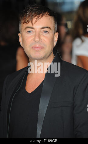 London, UK, UK. 30. Juni 2010. Julien Macdonald kommt für den Presse-Start für die neue Staffel von Britain es Next Top Model im Circus. © Ferdaus Shamim/ZUMA Wire/ZUMAPRESS.com/Alamy Live-Nachrichten Stockfoto