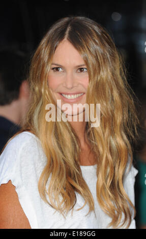 London, UK, UK. 30. Juni 2010. Elle Macpherson kommt für den Presse-Start für die neue Staffel von Britain es Next Top Model im Circus. © Ferdaus Shamim/ZUMA Wire/ZUMAPRESS.com/Alamy Live-Nachrichten Stockfoto