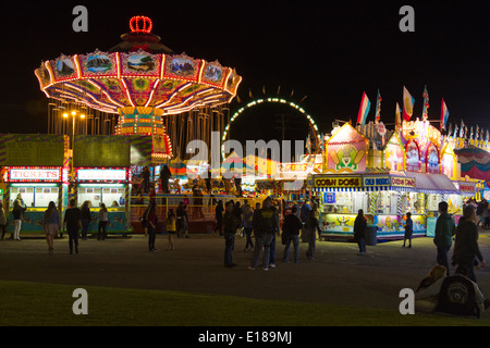 Nachtansicht des Karnevals mit Fahrten und hellen Lichtern. Stockfoto