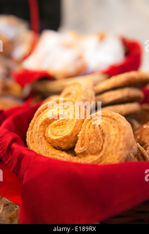 Süße wanting Cookies in einem Korb. Stockfoto