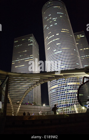 Nacht Scene.Fragment der modernen Gebäude durch Skywalk-Brücke in Tel Aviv. Israel Stockfoto