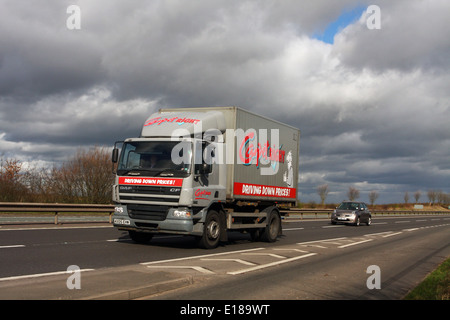 Ein Carpetright LKW Reisen entlang der A46 in Leicestershire, England Stockfoto