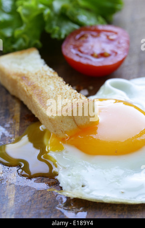 Spiegelei mit frischem Gemüse und Toast zum Frühstück Stockfoto