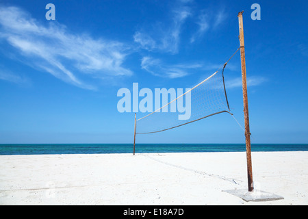 Altes Netz für Beach-Volleyball auf leeres Meeresküste Stockfoto