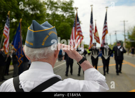 Merrick, New York, USA - ehrt 26. Mai 2014 - ein veteran salutiert Feuerwehrleute marschieren in The Merrick Memorial Day Parade und Zeremonie, moderiert von American Legion Post 1282 von Merrick, den verstorbenen im Krieg während seiner Zeit im Militär der Vereinigten Staaten. © Ann E Parry/Alamy Live News Bildnachweis: Ann E Parry/Alamy Live-Nachrichten Stockfoto