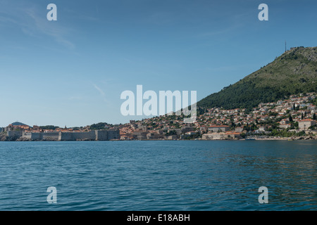 Ein Blick auf St. Johns Festung und den Hafen der Altstadt von einem Boot in der Adria, Dubrovnik, Dalmatien, Kroatien, Europa Stockfoto