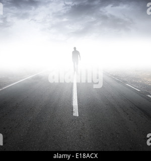 Asphalt Autobahn Perspektive mit walking Mann im Nebel Stockfoto