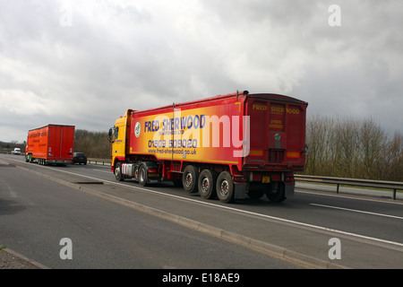 Zwei Lastwagen unterwegs entlang der Schnellstraße A46 in Leicestershire, England Stockfoto