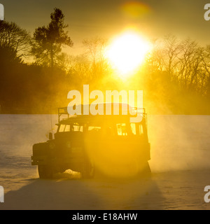 Land Rover Serie 2a im Schnee mit Schafen Stockfoto