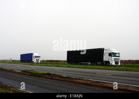 Lastwagen unterwegs entlang der Schnellstraße A46 in Cotswolds, England Stockfoto