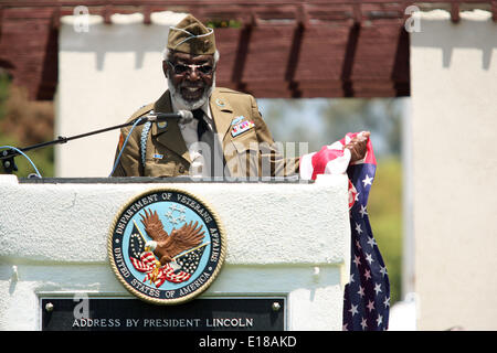 Westwood, Kalifornien, USA. 26. Mai 2014. Schauspieler James McEachin hält eine amerikanische Flagge, wie er während des Memorial Day Service in Los Angeles National Cemetery in Westwood, Kalifornien spricht. McEachin ist der Empfänger von einem Silver Star und ein lila Herz. Bildnachweis: Krista Kennell/ZUMAPRESS.com/Alamy Live-Nachrichten Stockfoto