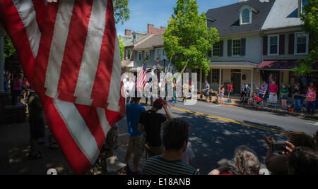 Lititz, PA, USA. (2) Memorial Day Parade und Gemeinschaft Marsch zum örtlichen Friedhof zu Ehren von Veteranen, vorbei an und präsentieren.  Kleinstadt patriotischen Tradition, Lititz, Lancaster County PA.  Lititz wurde des USAs Coolest Kleinstadt gewählt. Bildnachweis: CREATIVE COLLECTION TOLBERT Foto/Alamy Live-Nachrichten Stockfoto