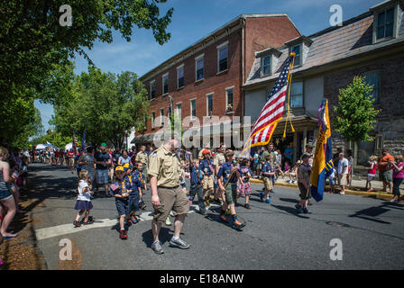 Lititz, PA, USA. 25. Mai 2014. Memorial Day Parade und Gemeinschaft Marsch zum örtlichen Friedhof zu Ehren von Veteranen, vorbei an und präsentieren.  Kleinstadt patriotischen Tradition, Lititz, Lancaster County PA.  Lititz wurde des USAs Coolest Kleinstadt gewählt. Bildnachweis: CREATIVE COLLECTION TOLBERT Foto/Alamy Live-Nachrichten Stockfoto