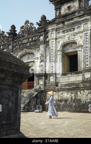 Touristen, die die kaiserliche Grab von Khai Dinh, eine beeindruckende Beerdigung festgelegt. Stockfoto