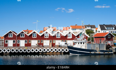 Kleine Marina am schwedischen Fischerdorf Fjällbacka an der Westküste. Stockfoto