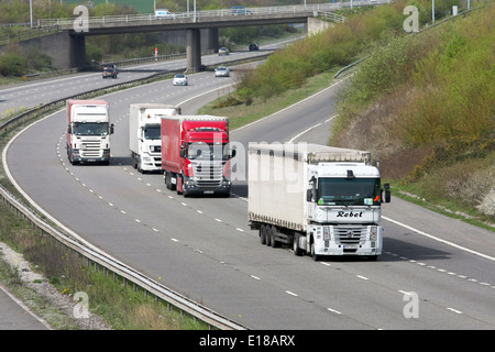 LKW und PKW Reisen entlang der Autobahn M20 in Kent, England Stockfoto