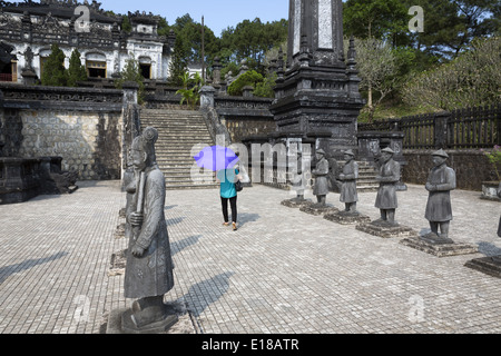 Touristen, die die kaiserliche Grab von Khai Dinh, eine beeindruckende Beerdigung festgelegt. Stockfoto