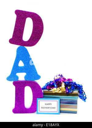 Glänzenden Buchstaben Papa mit Geschenk-Box und Happy Fathers Day-tag Stockfoto