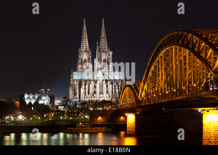 Riverside-Blick auf den Kölner Dom und Eisenbahn Brücke über den Rhein, Deutschland Stockfoto